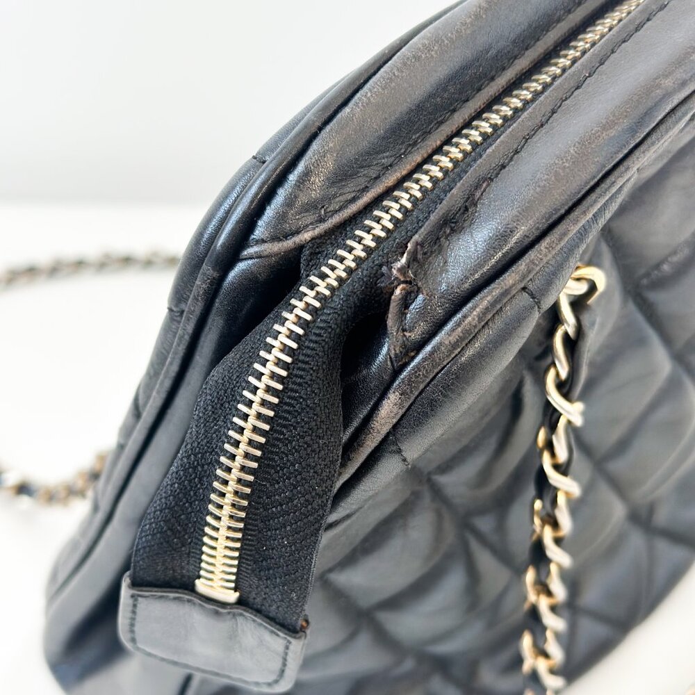 90’s CHANEL Black Quilted Lambskin Shoulder Bag with Gold Chain - Picture 3 of 16